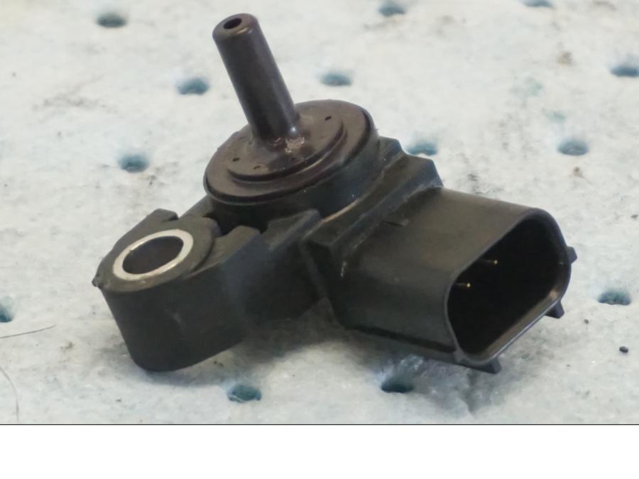 Baksidan pÄ Mapsensor frÄn en Kawasaki Z 900 -2019 motorcykel.