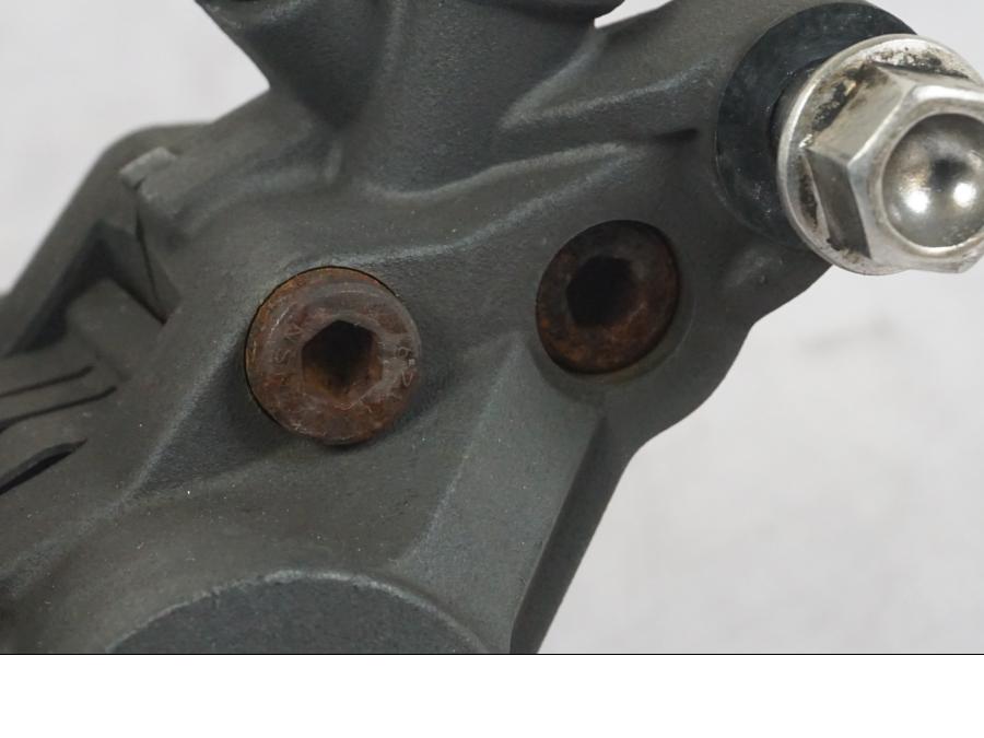 Baksidan på Bromsok från en Triumph Daytona 955I -2000 motorcykel.
