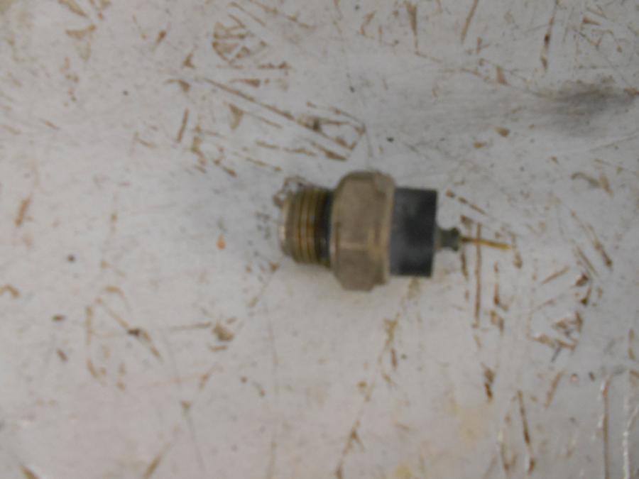 Framsidan på Vattenkylgivare från en Honda CBR 125 R -2006 motorcykel.