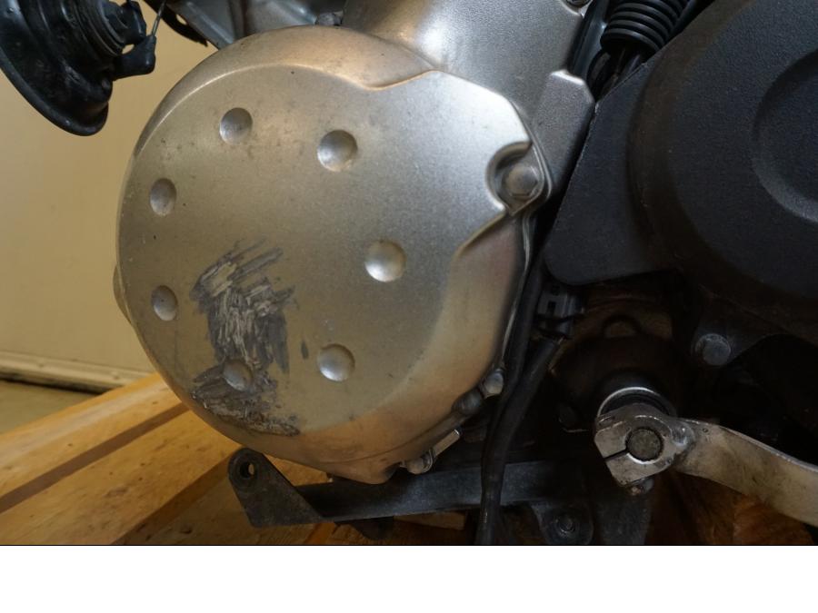 Vänster sida på Motorpaket från en Kawasaki ER-6N -2008 motorcykel.