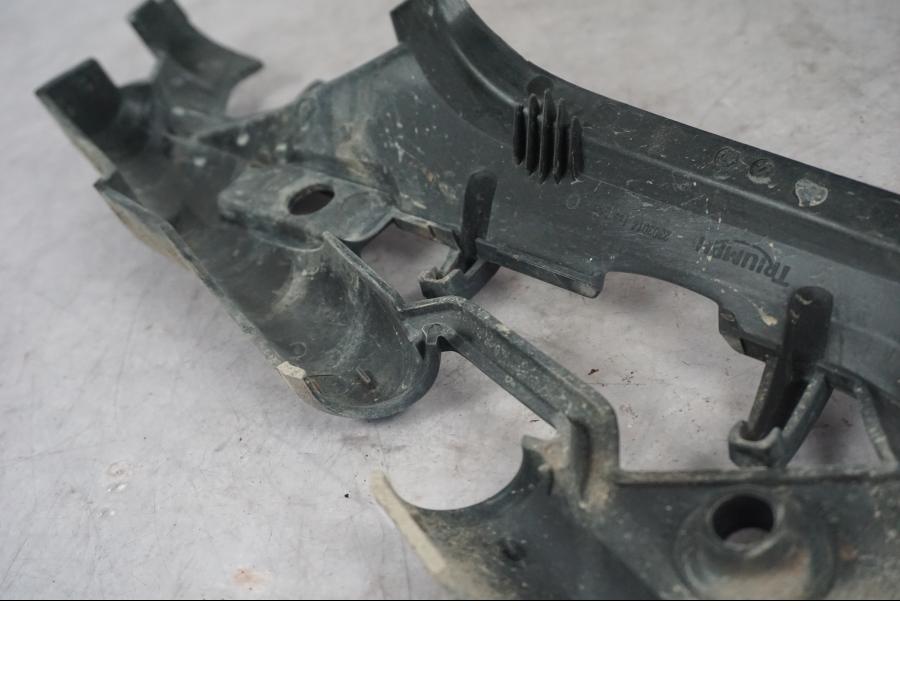 Snett nerifrån på Bromsljuskontakt från en Triumph Tiger Explorer -2016 motorcykel.