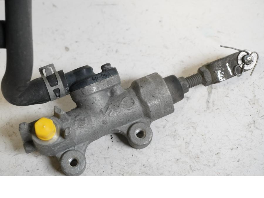 Vänster sida på Bromshuvudcylinder från en Suzuki GSX 750 -2001 motorcykel.