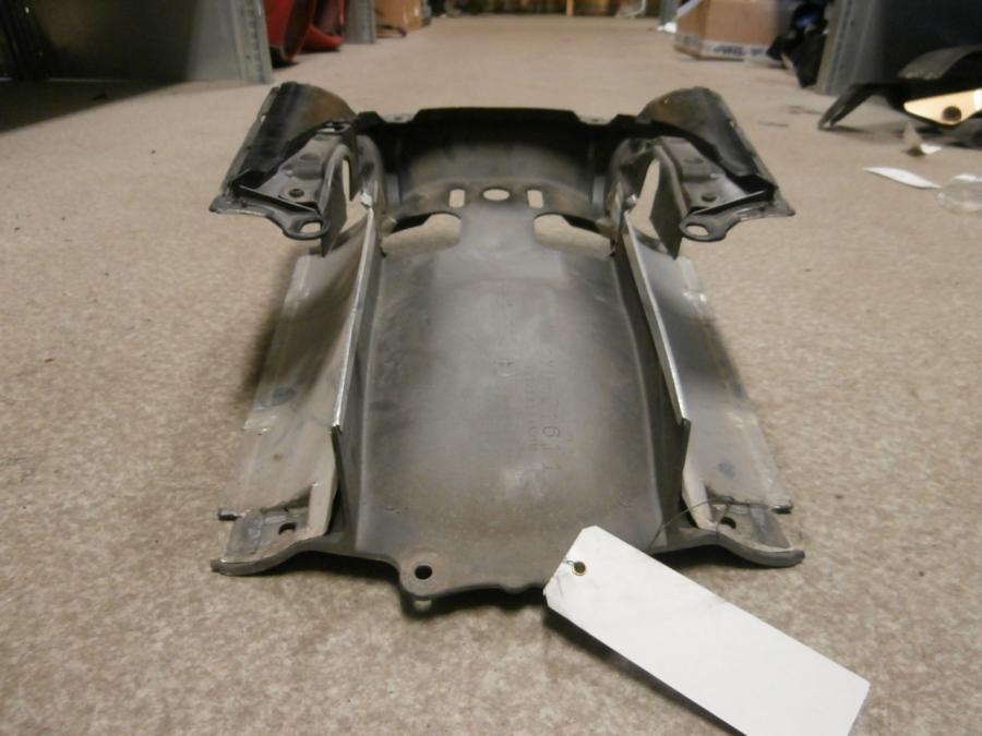 Snett nerifrån på Innerskärm från en Yamaha MT-01 -2005 motorcykel.