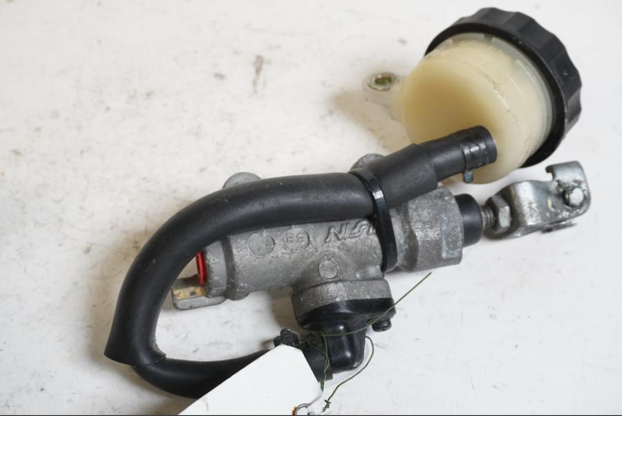 Baksidan på Bromshuvudcylinder från en Honda CBR 900 RR -1998 motorcykel.