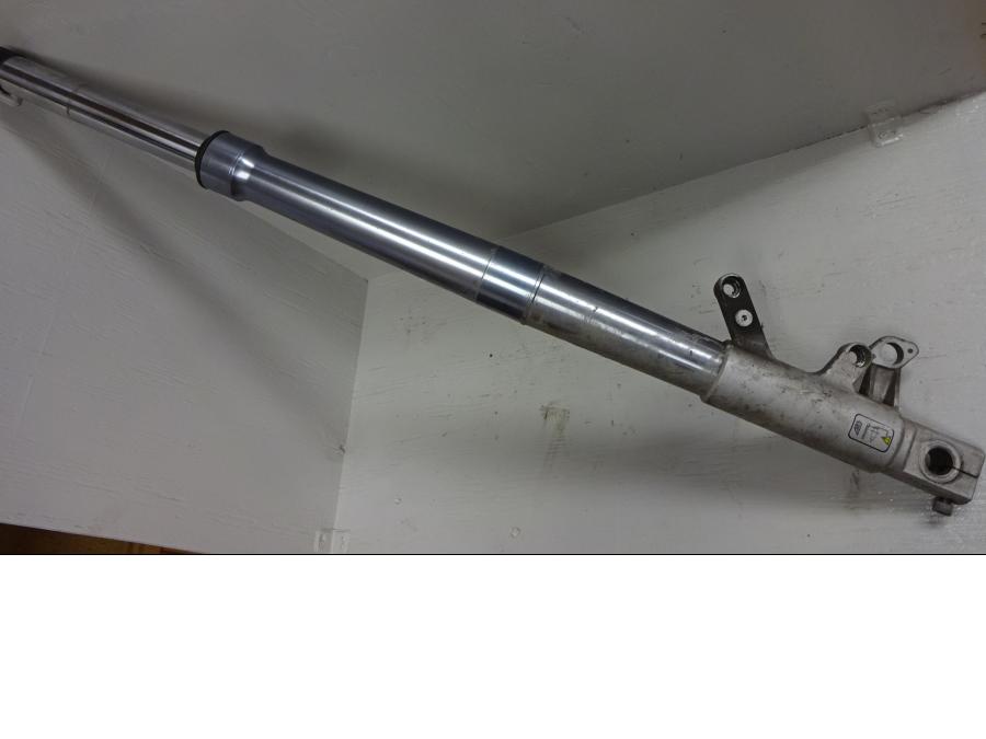 Framsidan på Gaffelben från en BMW R 1150 GS -1999 motorcykel.