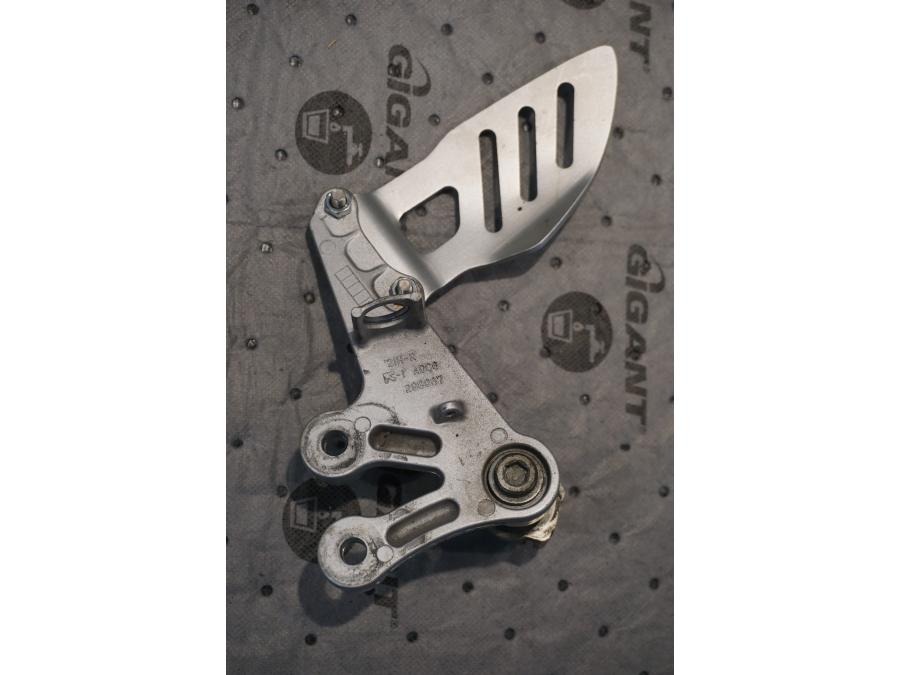 Baksidan på Fotpinnefäste från en Suzuki GSX-R 1000 -2008 motorcykel.