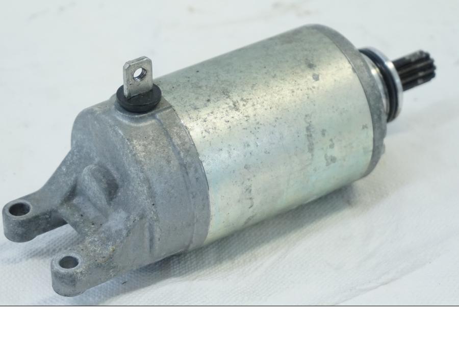 Vänster sida på Startmotor från en Triumph Daytona 675 -2010 motorcykel.