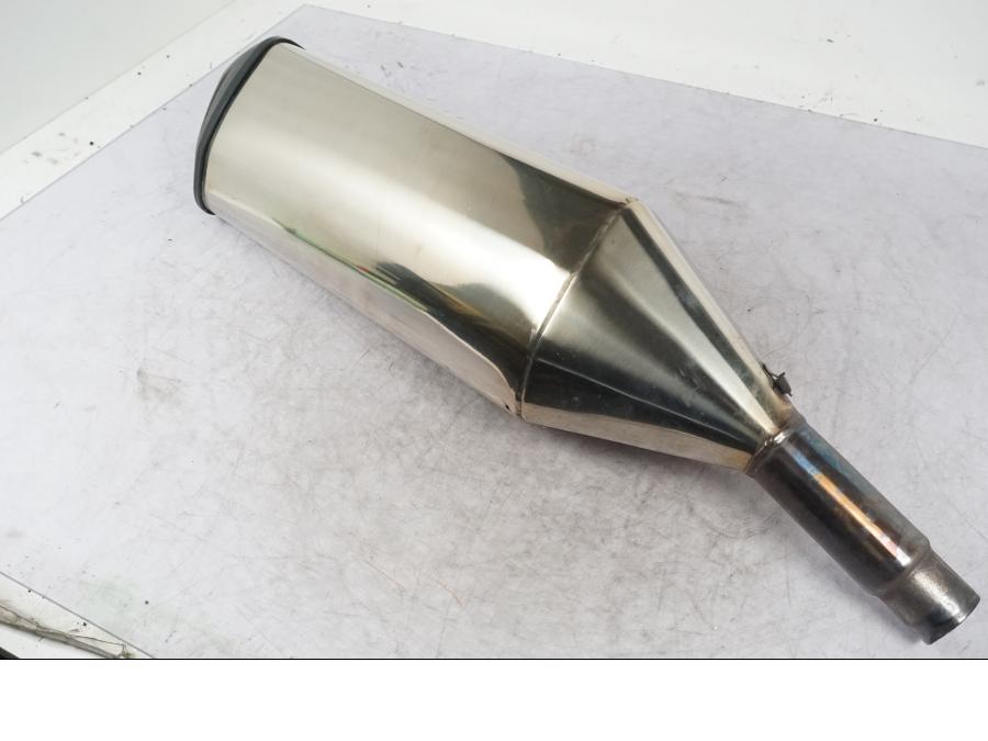 Vänster sida på Ljuddämpare från en Triumph Sprint GT -2011 motorcykel.