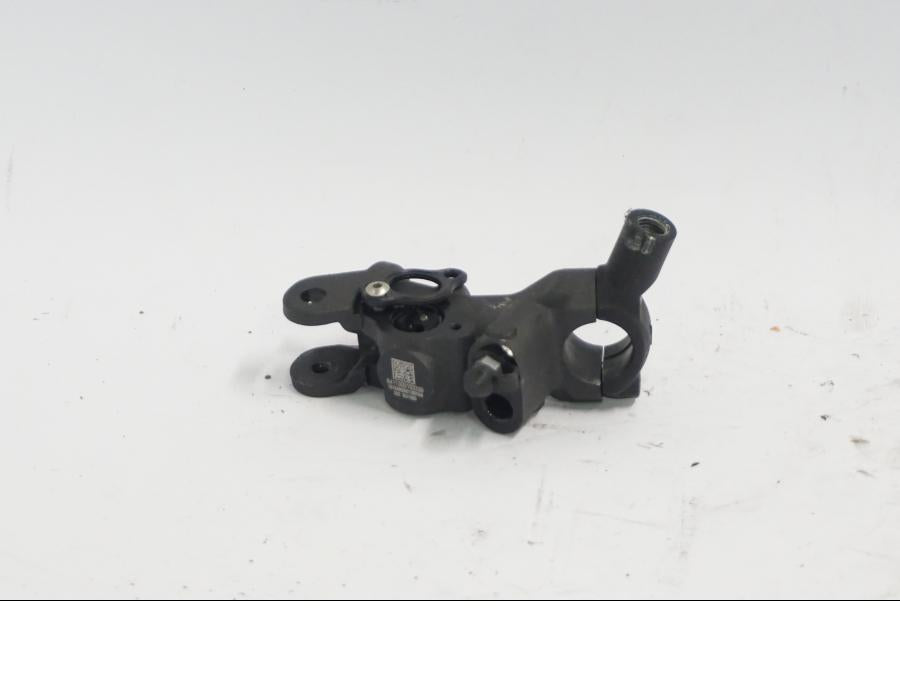 Snett nerifrån på Bromshuvudcylinder från en KTM 790 Duke -2018 motorcykel.