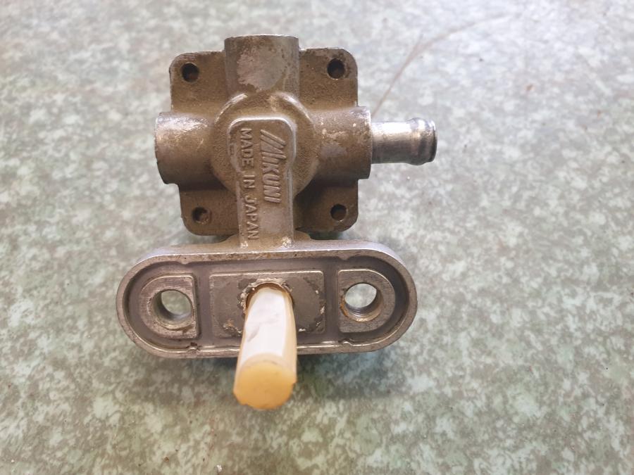 Höger sida på Bensinkran från en Suzuki GSX 750 -2002 motorcykel.