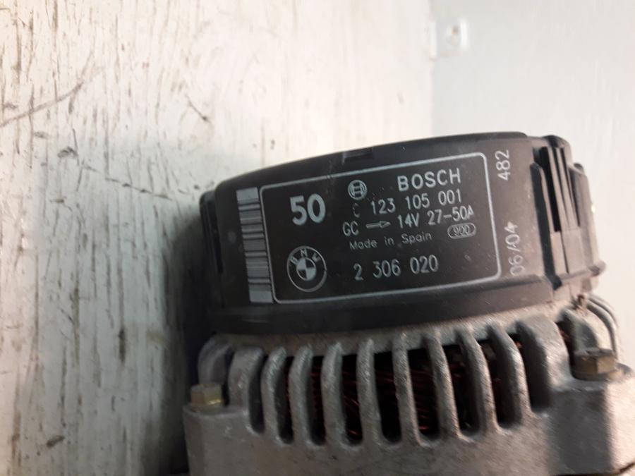 Baksidan på Generator från en BMW R 1150 R -2004 motorcykel.