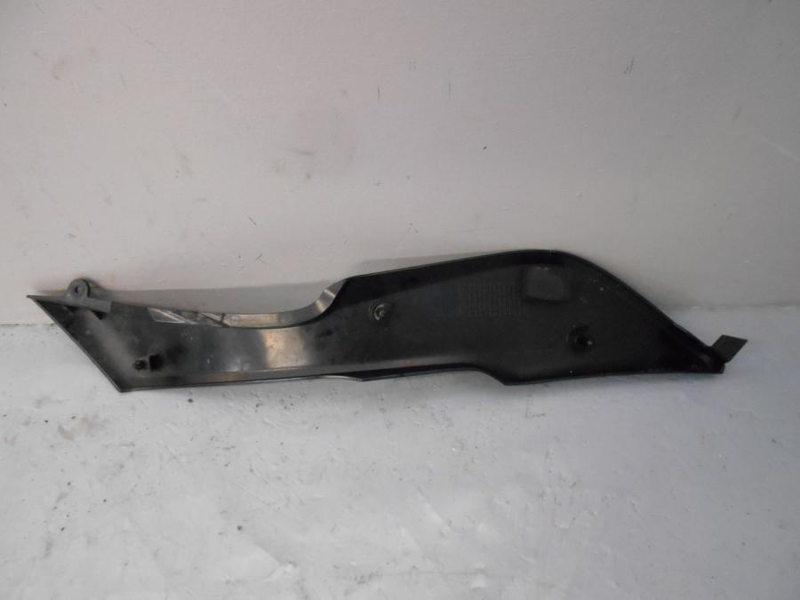 Baksidan på Sidopanel från en Kawasaki Versys 650 -2007 motorcykel.