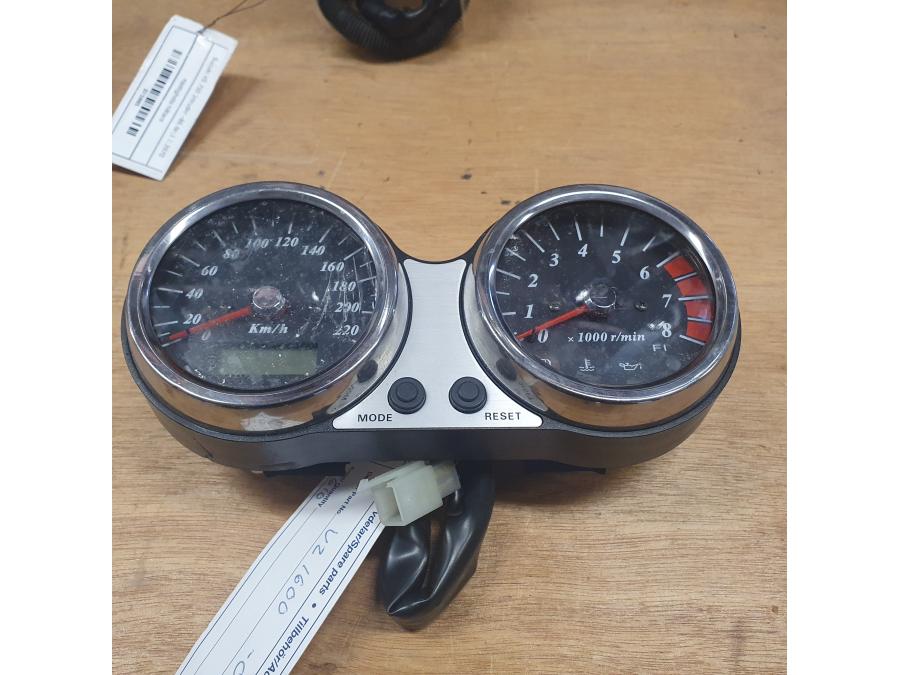 Höger sida på Instrumentpanel från en Suzuki VZ 1600 -2004 motorcykel.