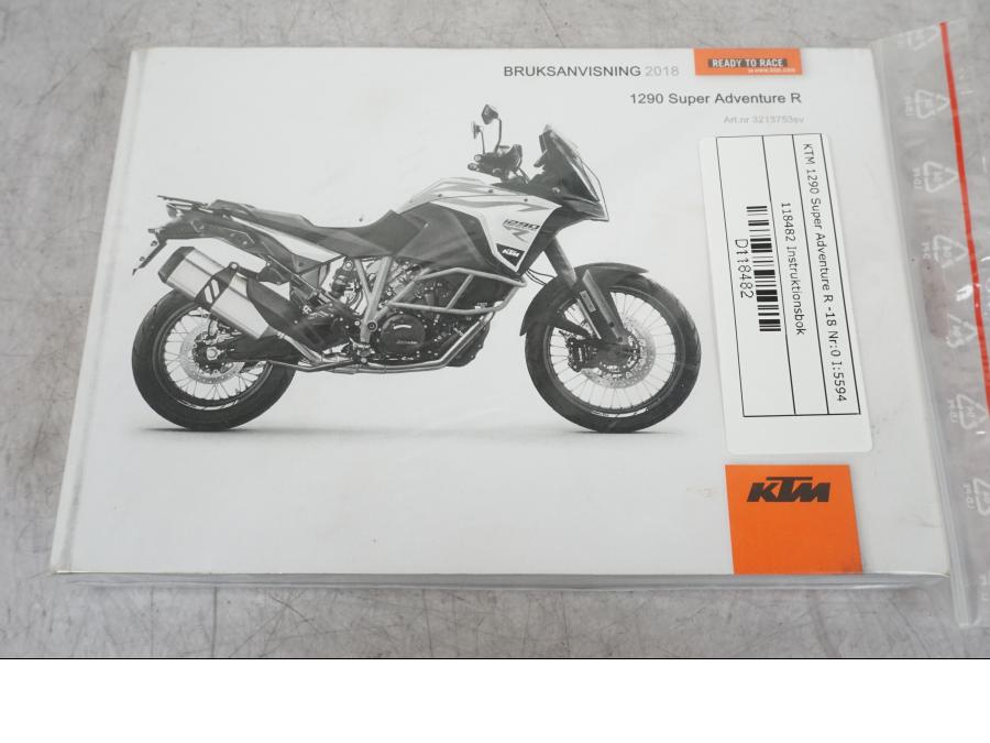 Framsidan på Instruktionsbok från en KTM 1290 Super Adventure R -2018 motorcykel.