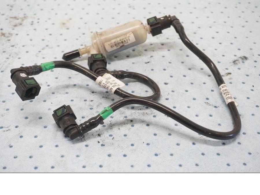 Framsidan pÄ Fuel Rail frÄn en KTM 125 Duke -2017 motorcykel.