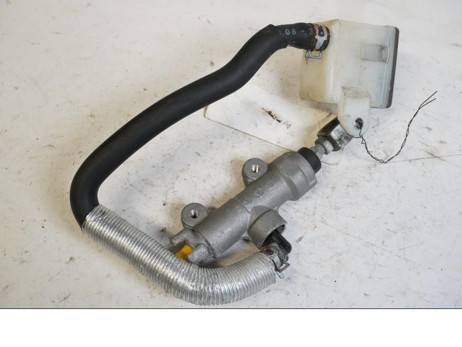Höger sida på Bromshuvudcylinder från en Suzuki M 1800 -2009 motorcykel.