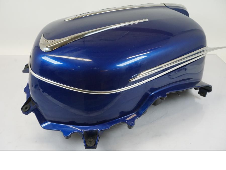 Extrabild2 på <p>Sidoväska höger från Honda GL 1800 A 2001.</p>
<p>Låsmekanismen är sönder går ej att "låsa"</p>
<p>Locket åker upp så fort du stänger.</p>
<p>Repor finns samt att det saknas en del av kromlisten se bilder. Blinkers. Okej skick.</p> motorcykel.