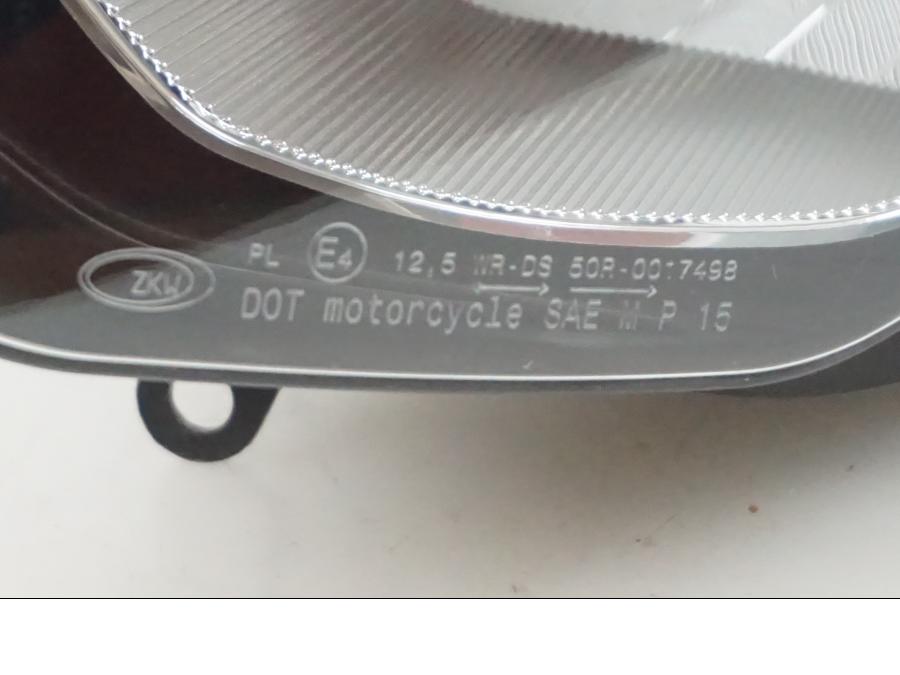 Snett nerifrån på Strålkastare från en BMW K 1200 RS -2008 motorcykel.