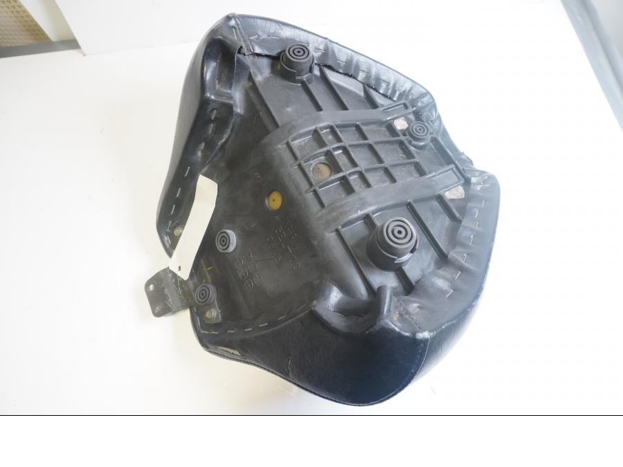 Höger sida på Sadel från en Yamaha XVS 1100 -2002 motorcykel.