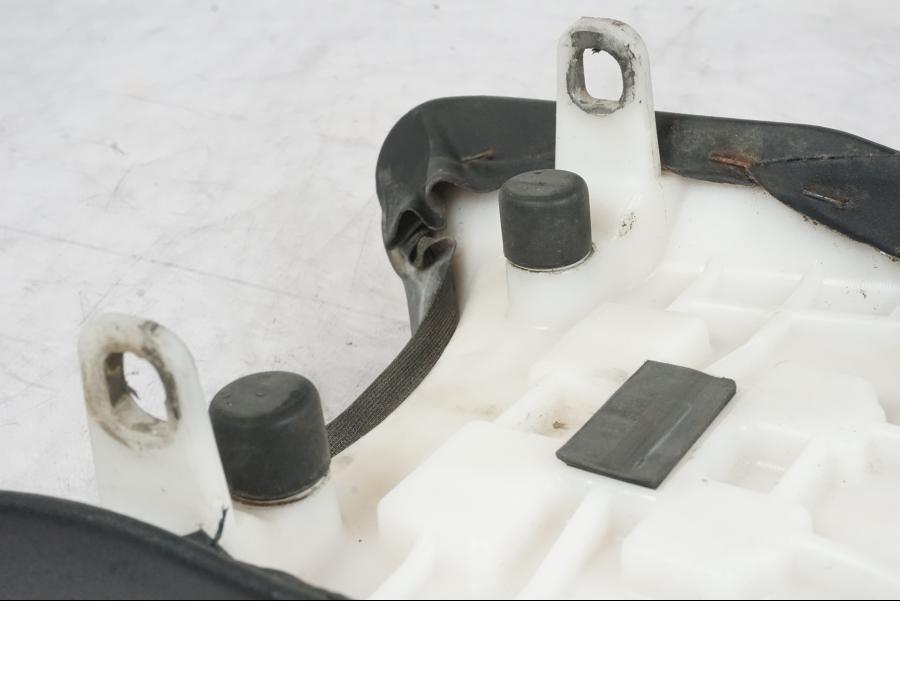 Snett nerifrån på Sadel från en Suzuki GSX-R 750 -2007 motorcykel.