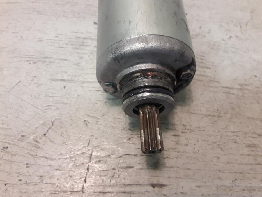 Baksidan på Startmotor från en Kawasaki ZX-6R -2008 motorcykel.