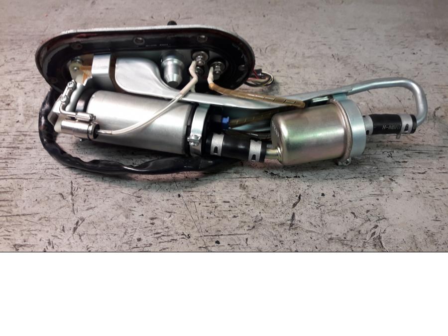 Baksidan på Bensinpump insprut från en Suzuki VZ 1600 -2005 motorcykel.