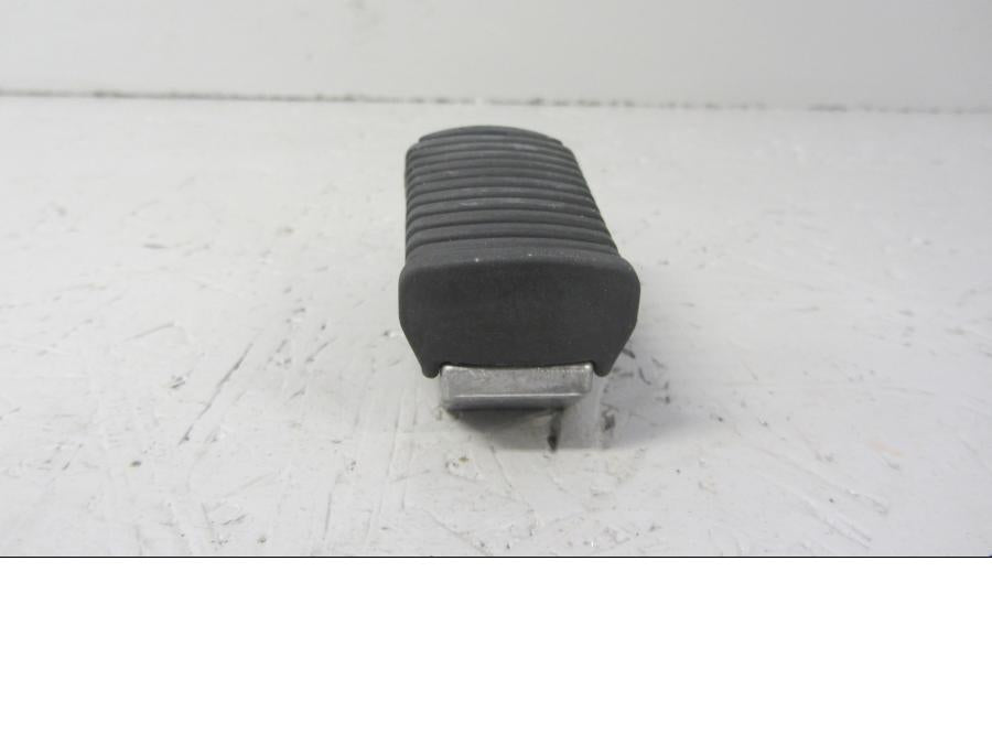 Höger sida på <p>Fotpinne vänster bak från BMW R 1200 GS 2013.</p>
<p>R1200 GS Adventure 03/2005-07/2013 samt ett flertal andra modeller.</p> motorcykel.