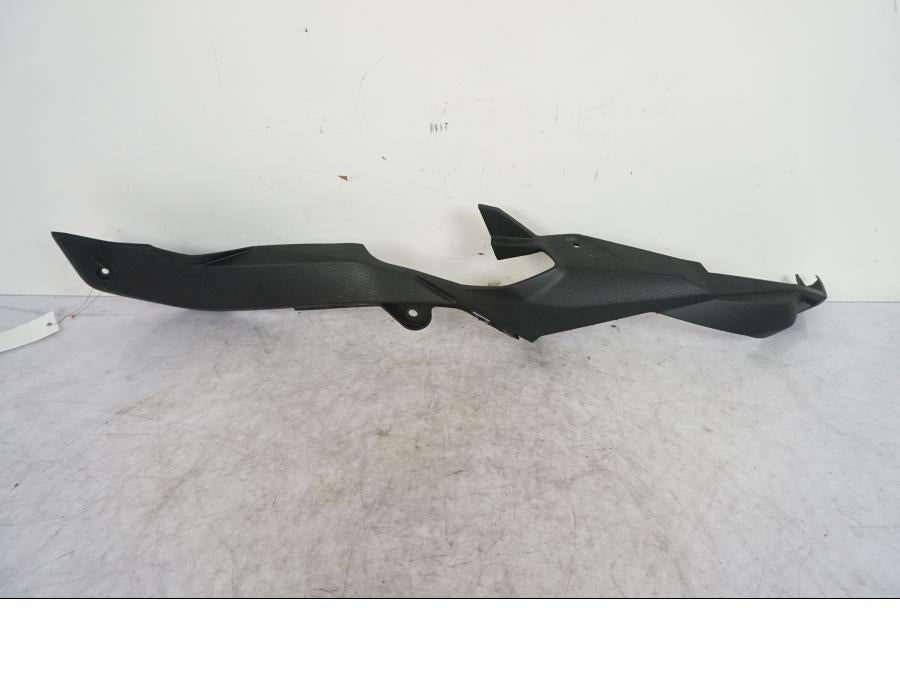 Baksidan på Sidopanel från en BMW S 1000 XR -2019 motorcykel.