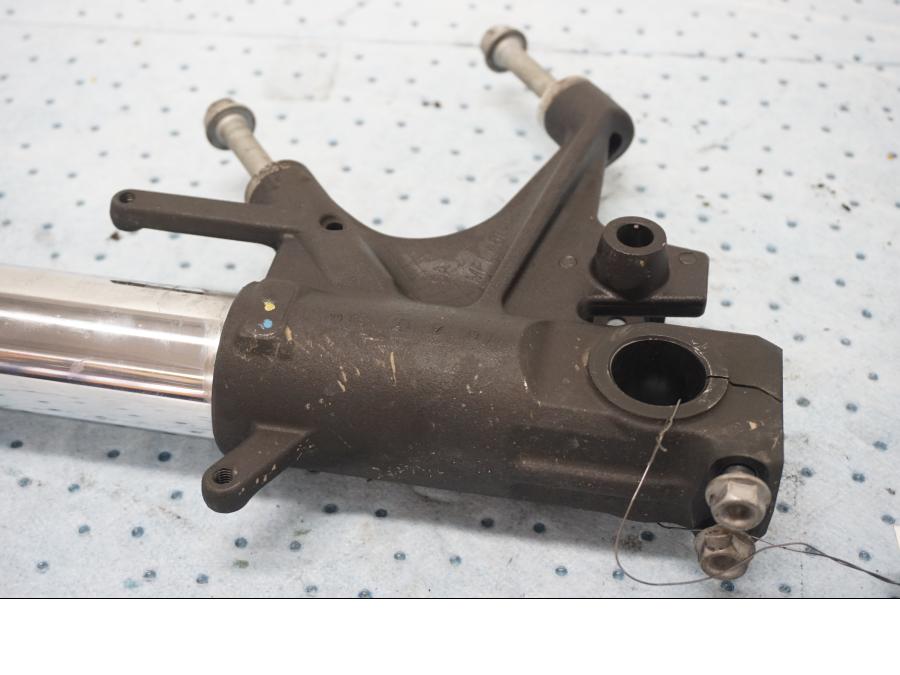 VÀnster sida pÄ Gaffelben frÄn en Honda CBR 1000 RR -2011 motorcykel.