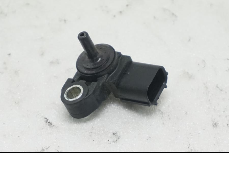 Baksidan på Mapsensor från en Triumph Tiger Explorer -2012 motorcykel.