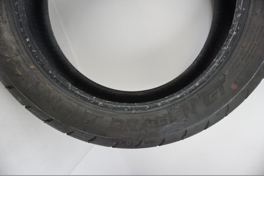 Baksidan på <p>Begagnad däck av märket Pirelli och modell Night Dragon GT.</p>
<p>Dimension 180/65-16. </p>
<p>Mönsterdjup ca.80%</p>
<p>Tillv. 02/2023.</p> moped.