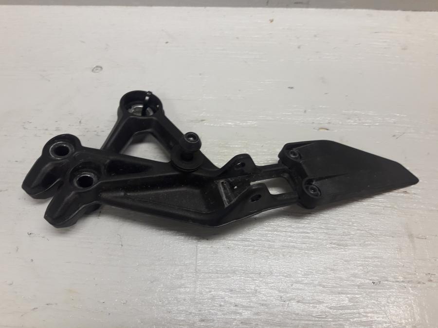 Framsidan på Fotpinnefäste från en KTM 125 Duke -2017 motorcykel.