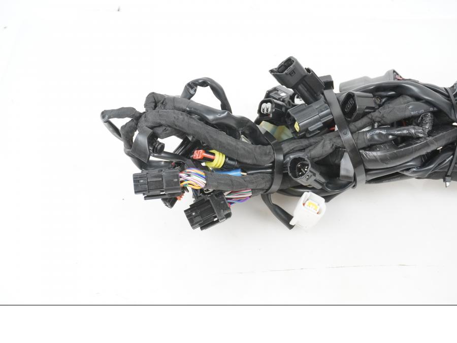 Vänster sida på Kabelstam från en KTM 1290 Super Adventure S -2022 motorcykel.