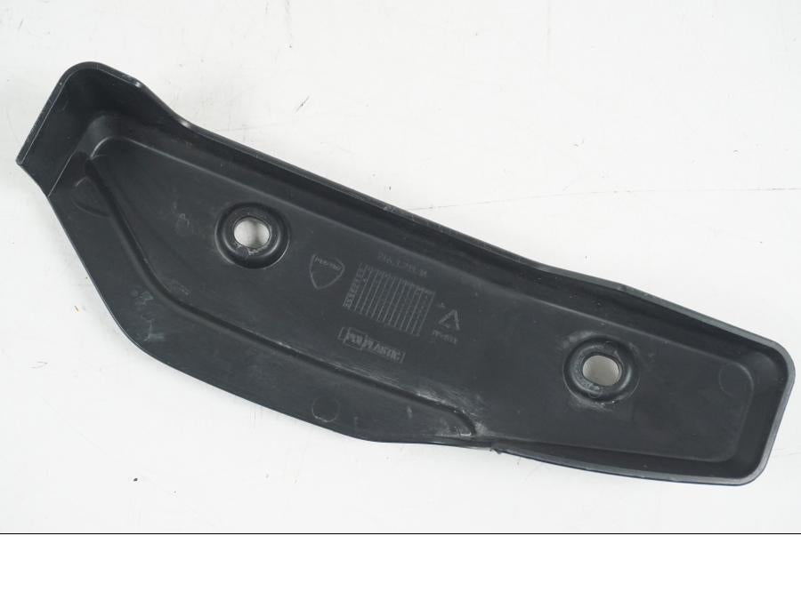 Höger sida på Vattenkyldekor från en Ducati Hyperstrada -2013 motorcykel.