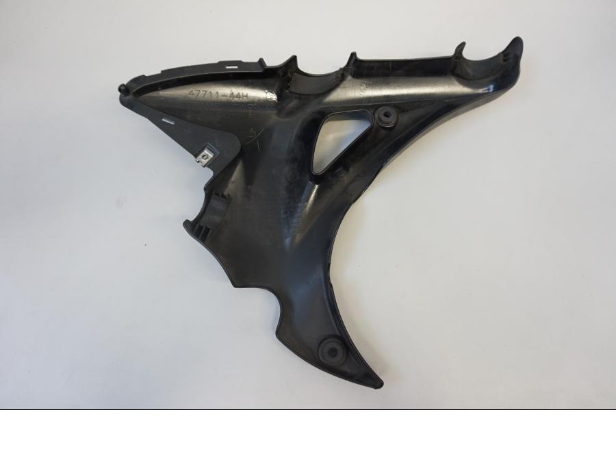 Baksidan på Ramplast från en Suzuki SFV 650 A Gladius -2012 motorcykel.