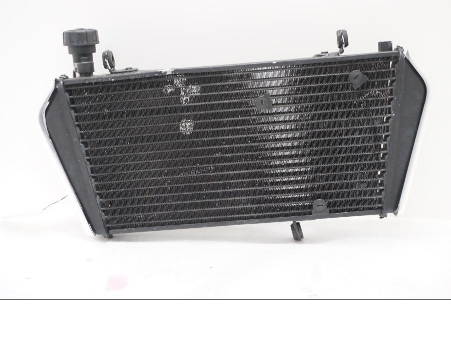 Baksidan på Vattenkyl från en Aprilia SL 750 Shiver -2008 motorcykel.