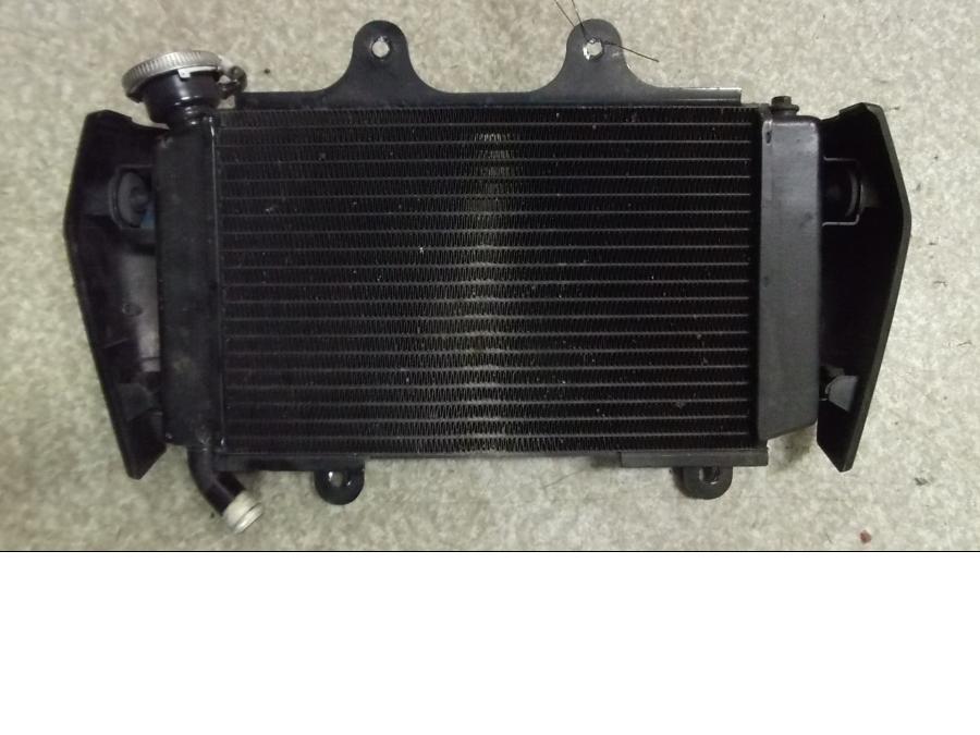 Baksidan på Vattenkyl från en KTM 125 Duke -2013 motorcykel.