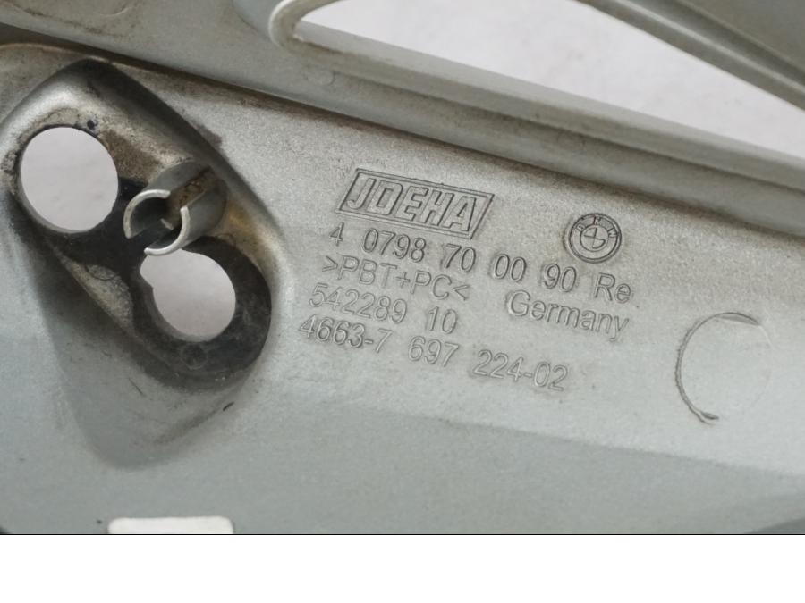 Snett nerifrÄn pÄ BlinkersfÀste frÄn en BMW R 1200 R -2007 motorcykel.