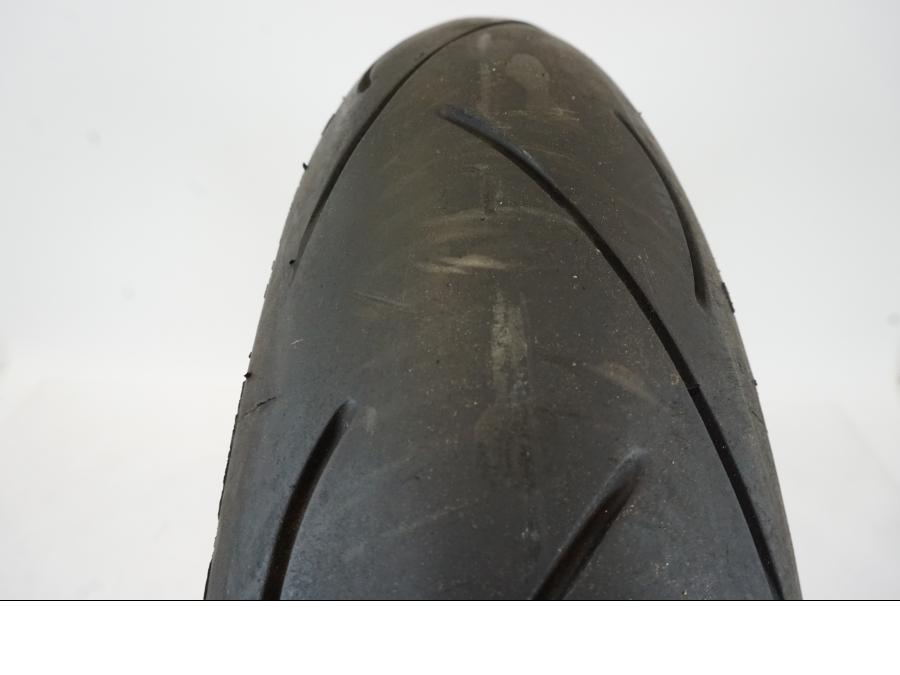 Baksidan på <p>Däck: Maxxis x.</p>
<p>Dimension: 120/70-ZR17 M/C (58W).</p>
<p>Tillv. 2708.</p>
<p>Mönsterdjup: ca. 60 %.</p> motorcykel.