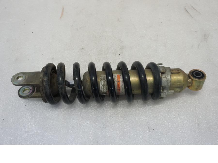 Baksidan på Stötdämpare från en Suzuki VL 800 -2004 motorcykel.