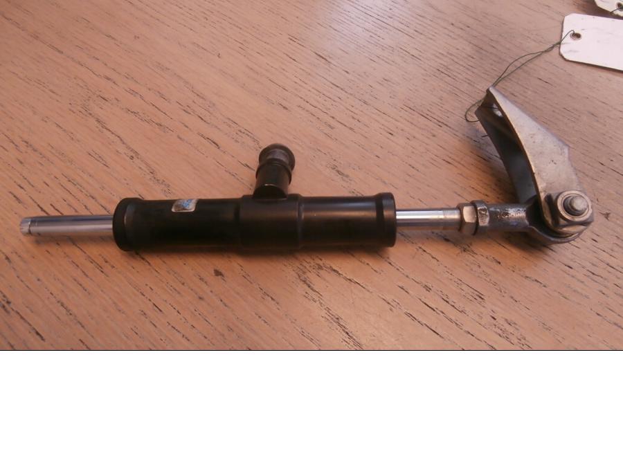 Baksidan på Styrdämpare från en BMW K 1200 R -2006 motorcykel.