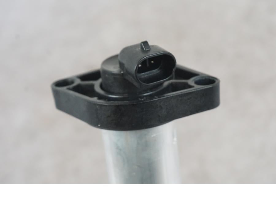 Snett uppifrån på Bensintankgivare från en KTM 1290 Super Duke R -2022 motorcykel.