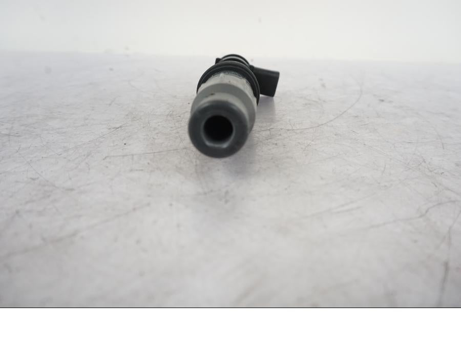 Vänster sida på Tändspole från en KTM 1290 Super Duke R -2023 motorcykel.