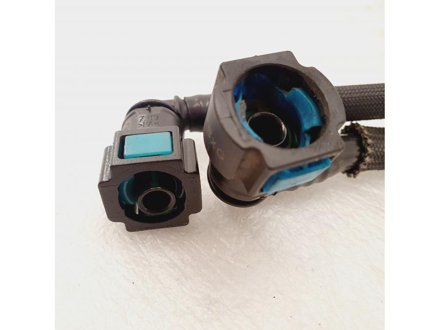 Vänster sida på Bensinledning från en H-D V-Rod 1130 -2005 motorcykel.