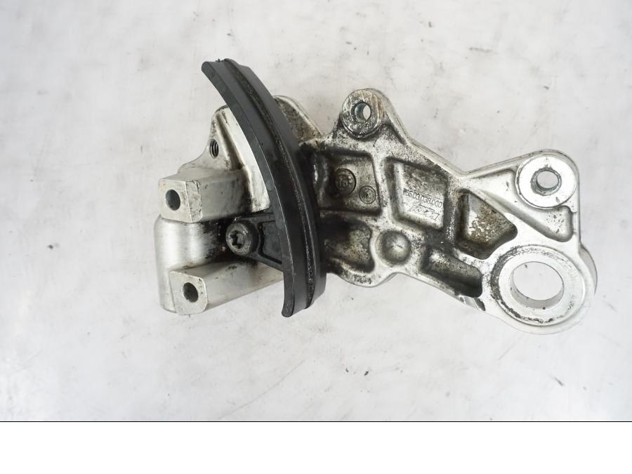 Snett nerifrån på Fotpinnefäste från en KTM 690 SMCR -2016 motorcykel.