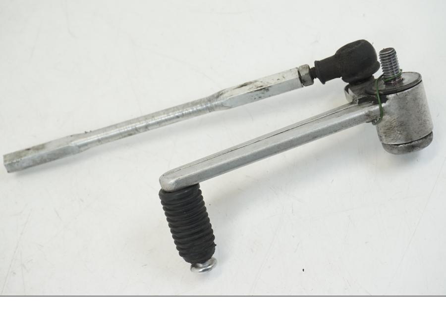 Snett nerifrån på Växelpedal från en Kawasaki ZX-12R -2000 motorcykel.