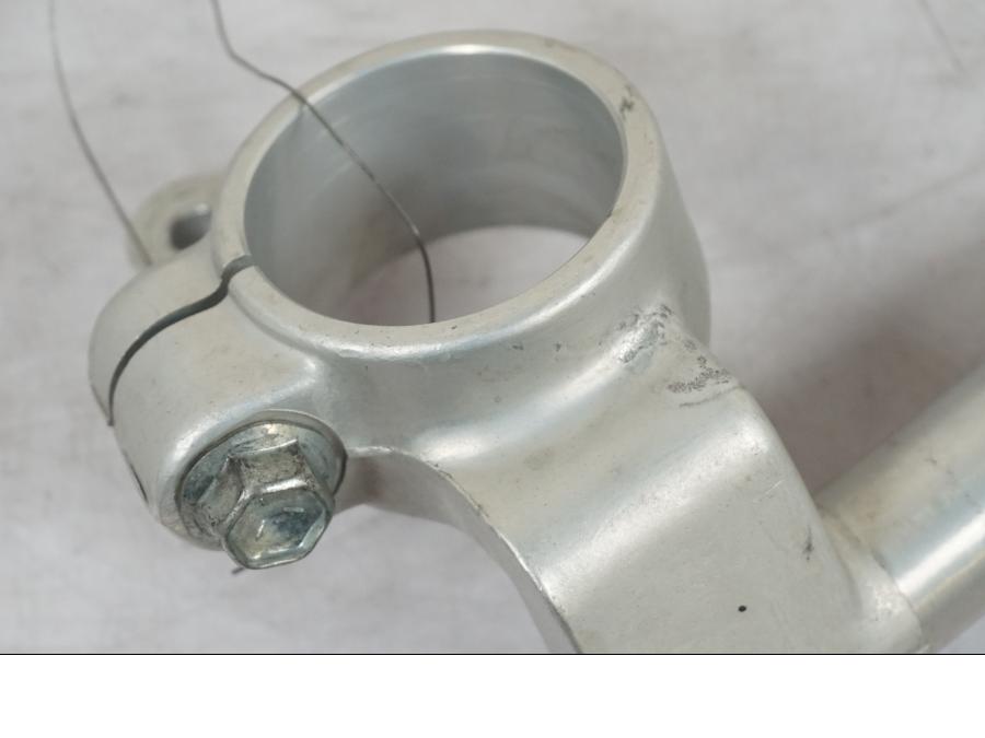 Snett nerifrån på Styre från en Suzuki SV 650 -1999 motorcykel.