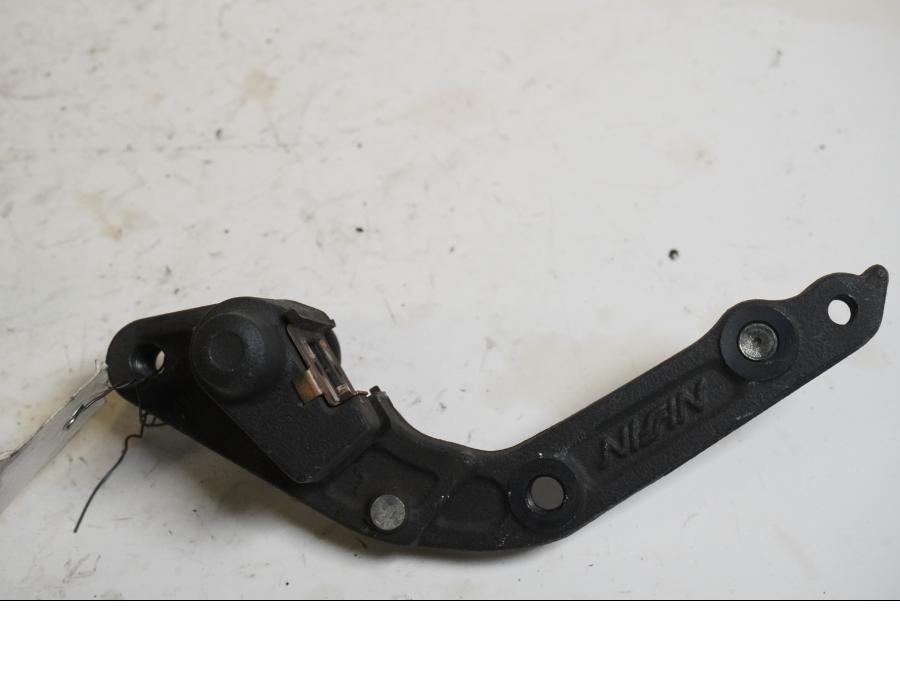 Baksidan på Bromsoksfäste från en Triumph Street Triple -2009 motorcykel.