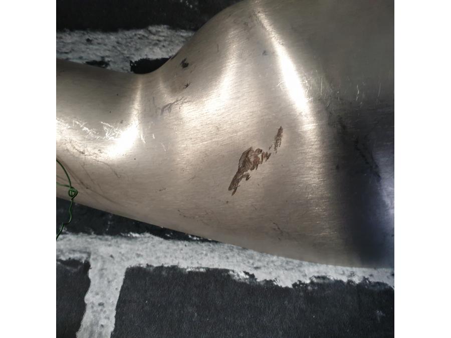 Baksidan på Värmeskydd från en KTM 690 SM -2007 motorcykel.