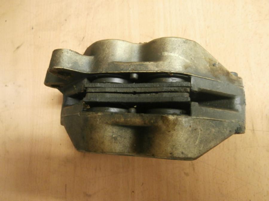 VÀnster sida pÄ Bromsok frÄn en Ducati Monster 600 -1998 motorcykel.